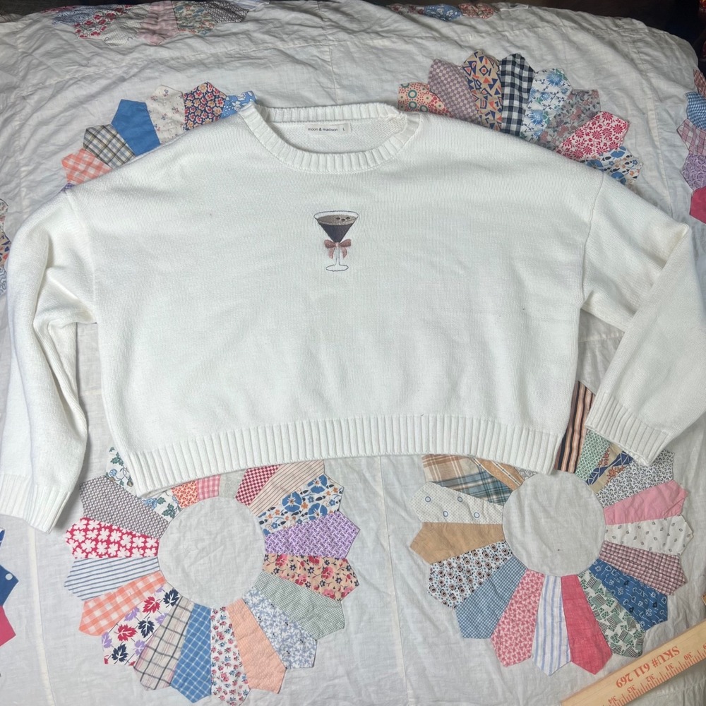 Moon & Madison White Espresso Martini Bow Embroidered Knit Sweater Large ST23130